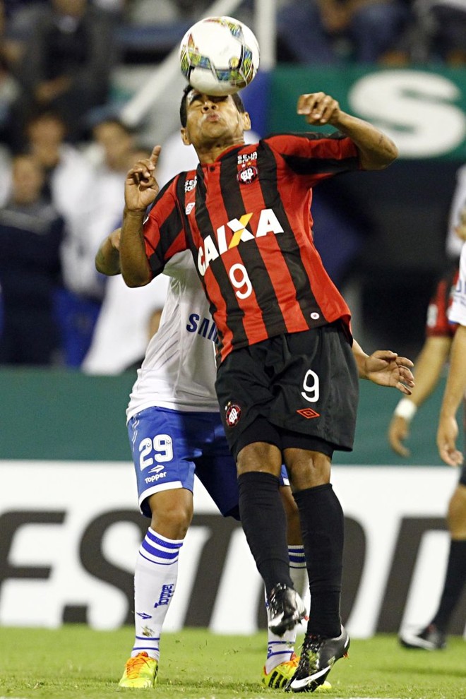 O artilheiro atleticano Éderson pouco apareceu na partida em Buenos Aires |