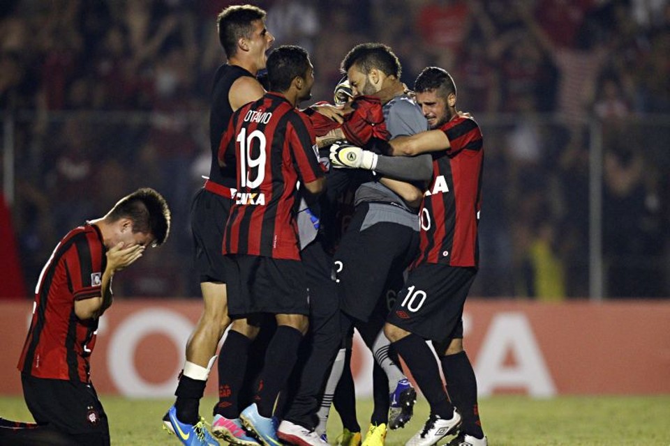 Emocionados, atleticanos comemoram a classificação na Vila Capanema | Albari Rosa / Gazeta do Povo