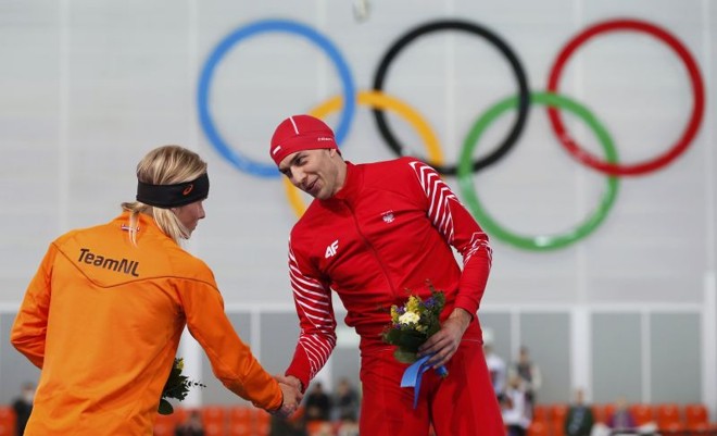 O polonês Zbigniew Brodka levou a medalha de ouro na prova dos 1.500 metros da patinação de velocidade, superando o holandês Koen Verweij por apenas três milésimos de segundo |