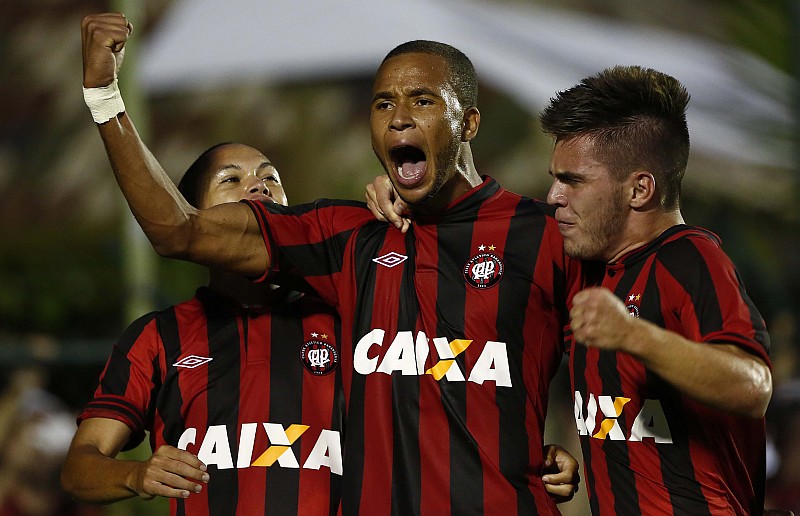 Jogadores comemoram o gol de Hernani, que abriu a vitória atleticana | Jonathan Campos / Gazeta do Povo