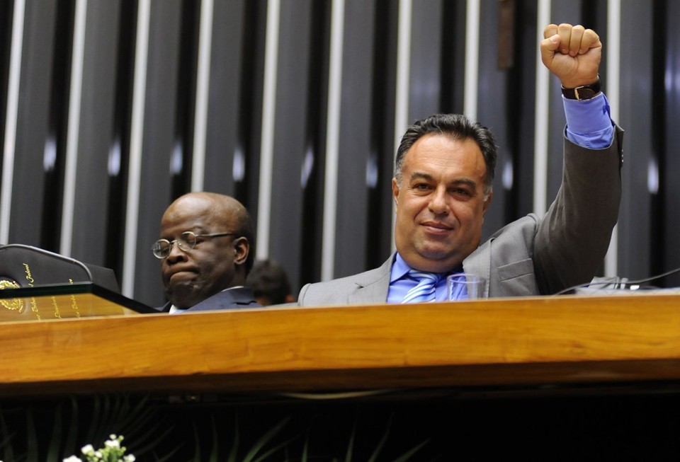 Na presença do presidente do STF, Joaquim Barbosa (à esquerda), o vice-presidente da Câmara, André Vargas (PT-PR), repetiu o gesto que marcou a prisão dos petistas condenados no julgamento do mensalão | Gustavo Lima / Câmara dos Deputados