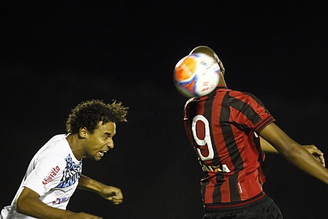 Junior Paraíba disputa bola aérea com Dominic |