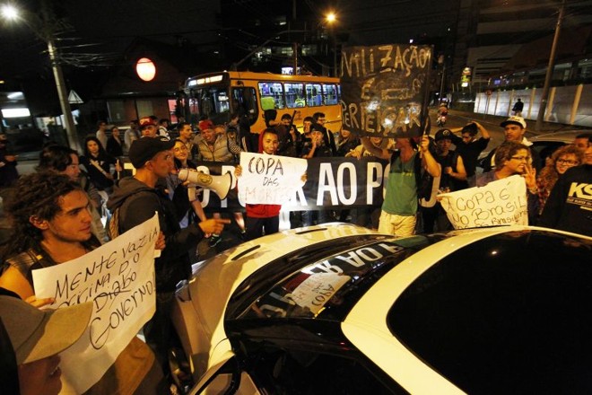 Protesto contra a Copa em Curitiba teve início no Centro e terminou no Batel | 