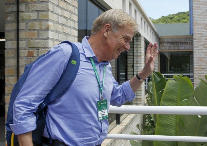 O alemão Volker Finke, técnico da seleção de Camarões |
