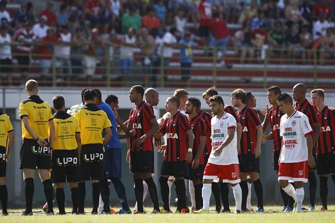 Atlético e Rio Branco jogaram sob um calor de 34°C em Paranaguá | 