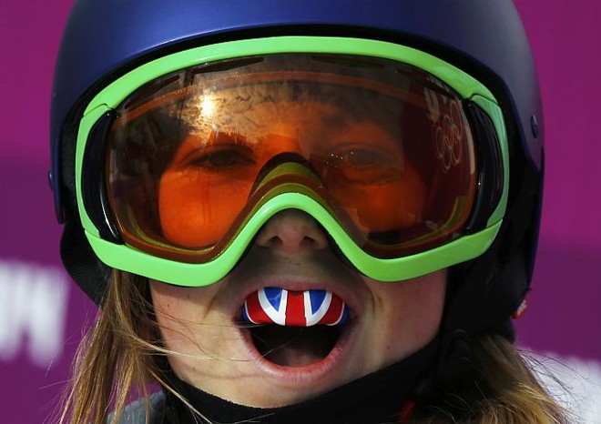 Detalhes da bandeira britânica no protetor bucal da competidora Katie Summerhaye do esqui |