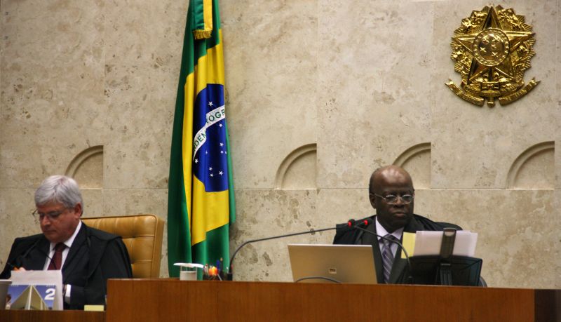 Joaquim Barbosa, presidente do STF, e Rodrigo Janot, procurador-geral da República, durante a sessão plenária desta quinta, que rejeitou recursos de quatro réus do processo do mensalão | Gervásio Baptista / STF / Divulgação