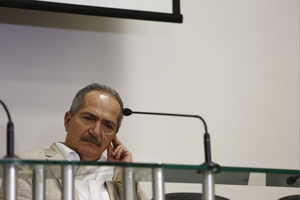 Aldo Rebelo afirma ter visto evolução nas obras da Arena, o que deve pesar, segundo o ministro, a favor da manutenção da cidade na Copa | Marcelo Andrade / Gazeta do Povo