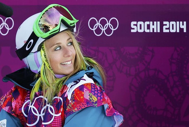 Australiana Stephanie Magiros antes do salto na prova de esqui downhill |