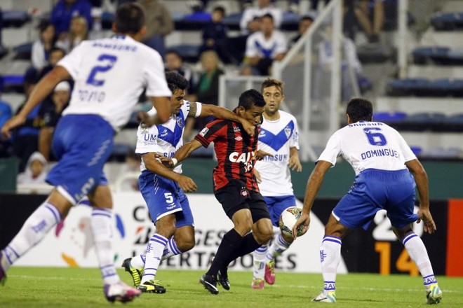 Natanael tenta a jogada entre três marcadores argentinos |
