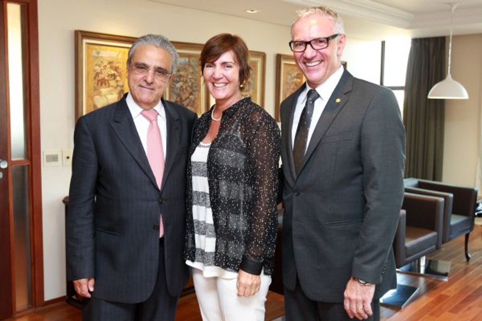 Em visita à Fiep nesta quarta-feira, o presidente da Confederação Nacional da Indústria, Robson Braga de Andrade (à esq.), convidou o presidente da entidade, Edson Campagnolo, para integrar a chapa à reeleição encabeçada por ele. A eleição da CNI será em maio. Também na foto, a empresária Sueli Roveda Campagnolo, mulher do presidente da Fiep | Gilson Abreu