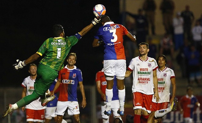 Thiago Rodrigues defende bola no alto | 
