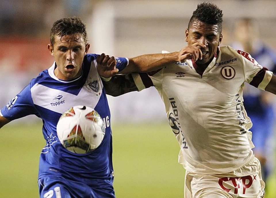 Agustin Allione, do Vélez, disputa bola com Edwin Gomez, do Universitário: argentinos venceram a primeira no grupo do Atlético na Libertadores | Reuters