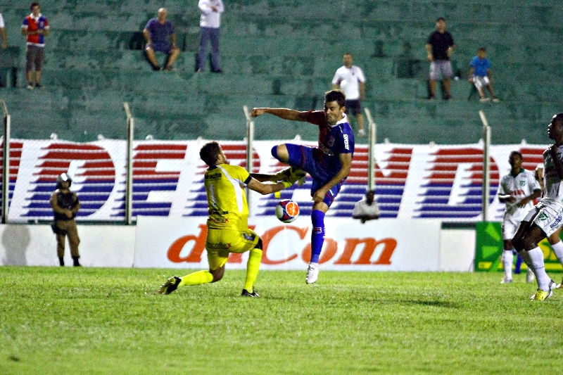 Edson e Giancarlo disputam a bola: jogo de poucas emoções | Gilberto Abelha/ Jornal de Londrina
