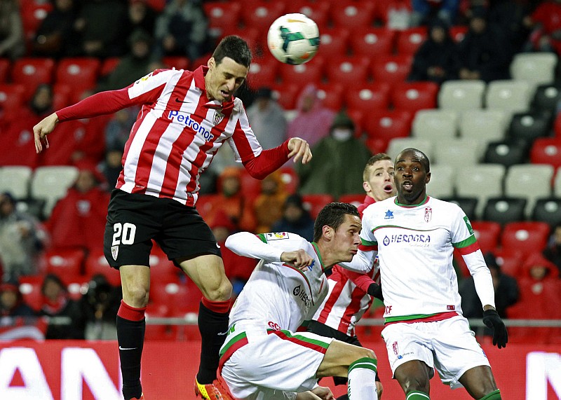 Aritz Aduriz sobre para cabecear e marcar para o Athletic Bilbao | Alfredo Aldai / EFE