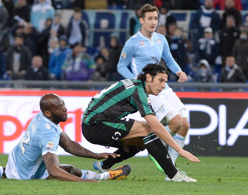 Sergio Floccari (à direita), do Sassuolo, e Miroslav Klose (acima), do Lazio, marcaram na partida pelo Campeonato Italiano | EFE/EPA/MAURIZIO BRAMBATTI