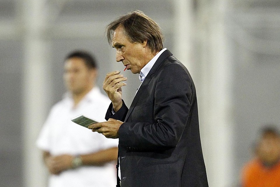 Portugal faz anotações durante o primeiro tempo da partida. Técnico alterou a tática do Atlético | Albari Rosa / Gazeta do Povo