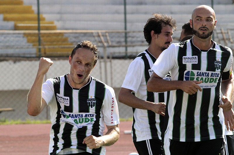 O meia Max comemora o segundo gol do Maringá ladeado por Léo Maringá e Gabriel Barcos | Ivan Amorin / Gazeta do Povo
