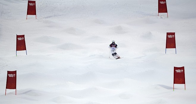 Hannah Kearney dos EUA desce a pista do mogul |