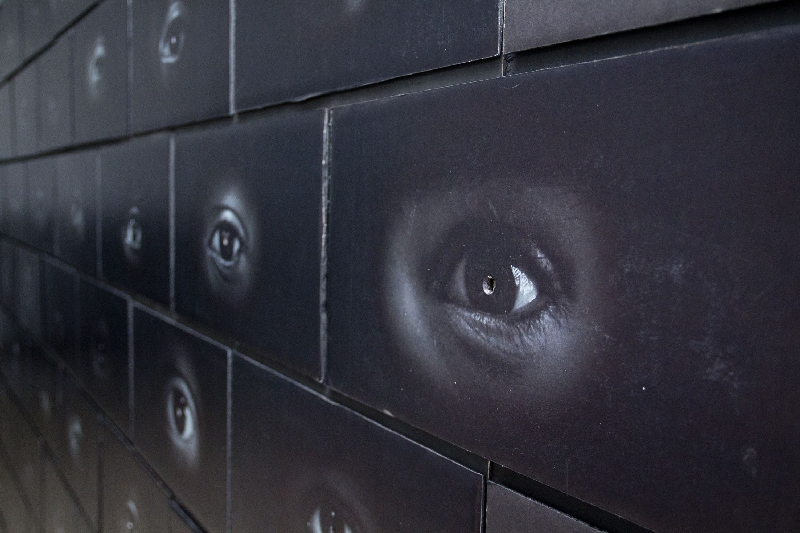 Instalação O Muro, com fotografias de crianças da Favela do Jacarezinho, no Rio de Janeiro, virá ao MON em 2014 | Ana Cecilia Brignol/Divulgação