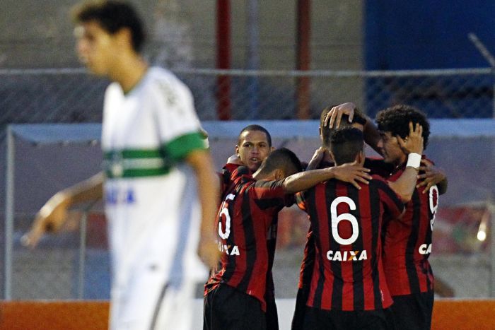 Equipe atleticana comemora o gol de Bruno Mendes, de pênalti | Albari Rosa/Gazeta do Povo