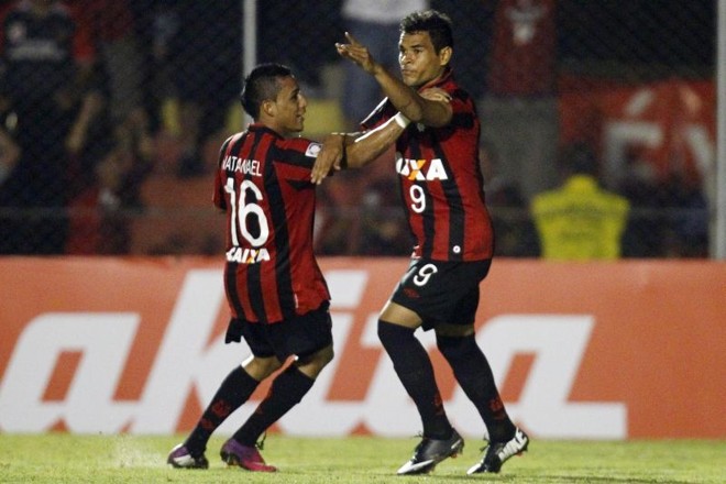 Éderson, com um gol de pênalti, evitou a eliminação do Atlético no tempo normal |