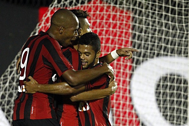 Jogadores do Atlético comemoram o gol de Mário Sérgio, logo no primeiro minuto da segunda etapa |