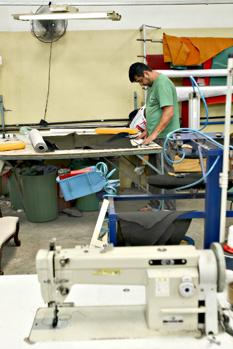 Em Curitiba, a falta de mão de obra aumentou em 15,9% o preço do serviço de estofaria | Andre Rodrigues / Gazeta do Povo