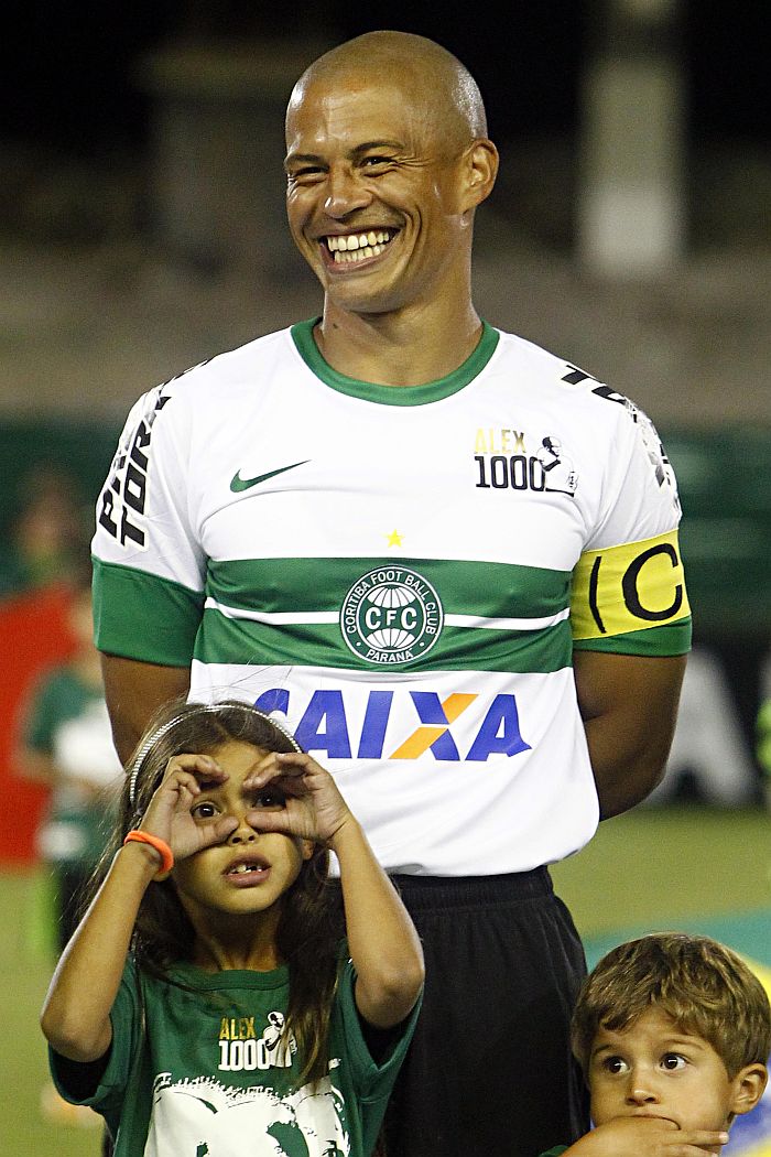Alex com os filhos na homenagem do Coritiba pelo milésimo jogo da carreira: meia não escondeu a emoção em texto escrito para a torcida | Albari Rosa / Gazeta do Povo