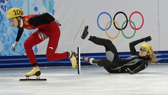 Americana Jessica Smith cai na prova de 500 metros de patinação no gelo |