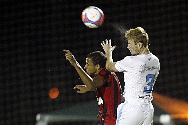 Grolli disputa jogada com Taiberson |