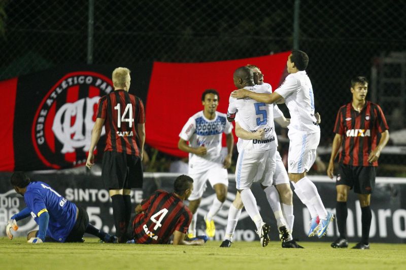 Com o goleiro Rodolfo e o zagueiro Lucas Alves caídos, jogadores do Londrina comemoram gol de empate no Ecoestádio | Albari Rosa / Gazeta do Povo