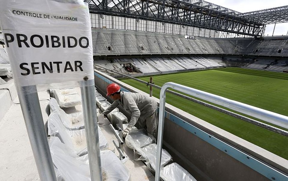 Operários trabalham nas obras da Arena na véspera da decisão da Fifa | Rodolfo Bührer / Reuters