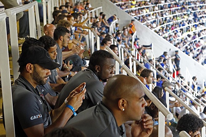 Jogadores como Adriano, Manoel e Weverton estiveram vendo uma partida do Campeonato Argentino no campo do Boca Juniors | 