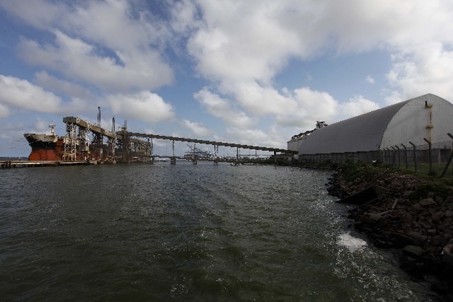 Navio recebe grãos no porto gaúcho após ano de recorde na movimentação. Terminais ultrapassaram Paranaguá e só perdem para Santos, apesar de estarem no extremo sul do país |