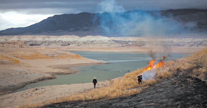 Criadores queimam mato no reservatório Rye Patch | Max Whittaker para The New York Times