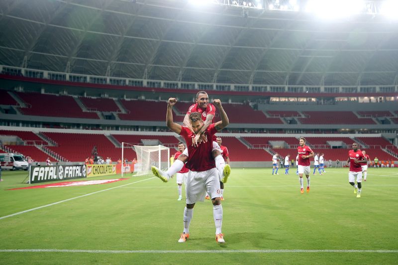 Rafael Moura comemora gol no Beira-Rio parcialmente liberado para a torcida do Inter | Jefferson Bernardes / Folhapress