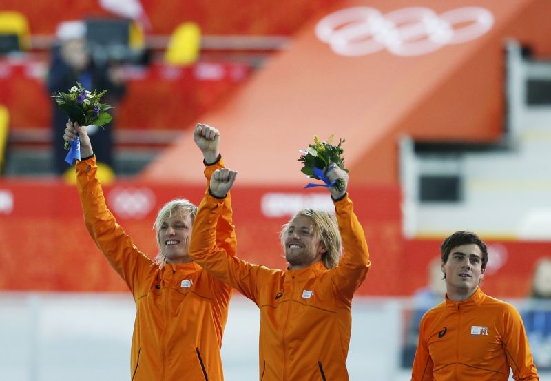 Os irmãos Ronald Mulder (bronze), Michel Mulder (ouro) e o compatriota Jan Meekens (prata) no pódio da prova dos 500 metros da patinação de velocidade em Sochi | Issei Kato / Reuters
