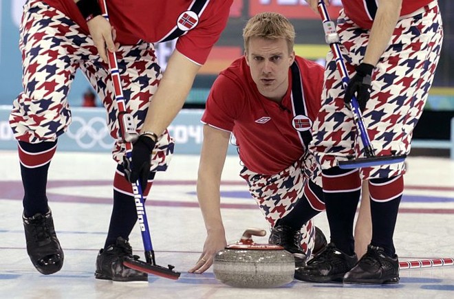 Traje da equipe norueguesa de curling chamou a atenção nos Jogos de Sochi |