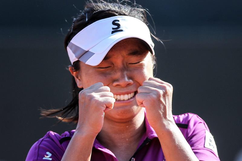 A tenista japonesa Kurumi Nara, número 62 do mundo, celebra ao vencer o Rio Open | EFE/Antonio Lacerda