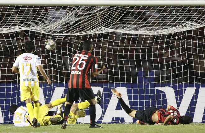 Paulinho precisou dar peixinho para fazer o gol atleticano |