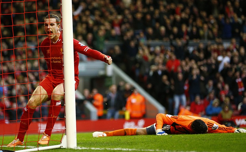 Henderson comemora o gol da vitória do Liverpool sobre o Swansea por 4 a 3 | Darren Staples / Reuters