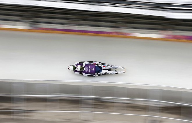 Sul-coreanos Jinyong Park e Jung Myung Cho na prove de luge |