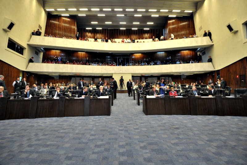 Derrotados, servidores vão entrar em greve- Agora, é definitivo: os servidores estaduais da Saúde vão entrar em greve a partir de 18 de março. A paralisação havia sido decidida, em assembleia, no último dia 8. A gota dágua para confirmar a paralisação se deu ontem, com a aprovação da criação da Funeas, apesar de as galerias da Assembleia terem ficado lotadas de funcionários do setor (foto). Com esse cenário de entrega da saúde pública, não nos resta outra opção, disse Elaine Rodella, diretora do sindicato da categoria | Sandro Nascimento/Alep