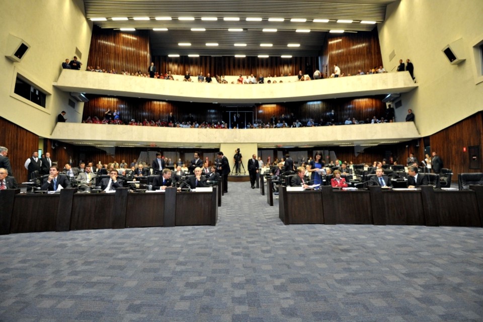 Derrotados, servidores vão entrar em greve- Agora, é definitivo: os servidores estaduais da Saúde vão entrar em greve a partir de 18 de março. A paralisação havia sido decidida, em assembleia, no último dia 8. A gota dágua para confirmar a paralisação se deu ontem, com a aprovação da criação da Funeas, apesar de as galerias da Assembleia terem ficado lotadas de funcionários do setor (foto). Com esse cenário de entrega da saúde pública, não nos resta outra opção, disse Elaine Rodella, diretora do sindicato da categoria | Sandro Nascimento/Alep