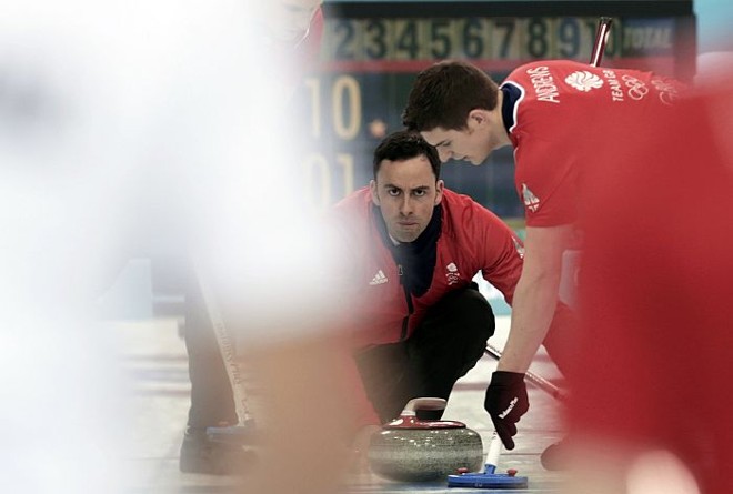 Detalhe do britânico David Murdoch na disputa do curling |