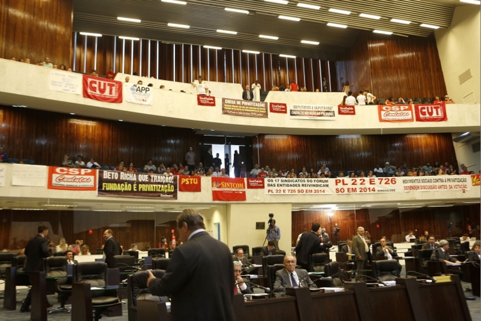 Assembleia: servidores protestaram em dezembro contra a criação da Fundação de Saúde | Marcelo Andrade/ Gazeta do Povo