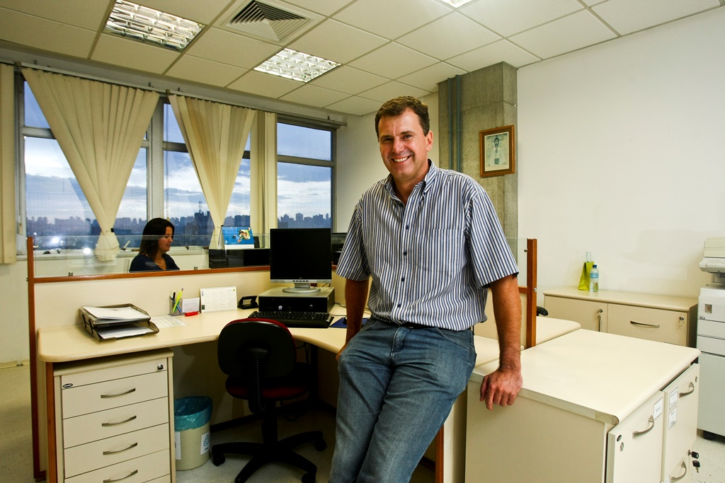 O professor Nathan Mendes é o idealizador de um software usado em todo o país que simula a eficiência energética em edificações. | André Rodrigues / Gazeta do Povo