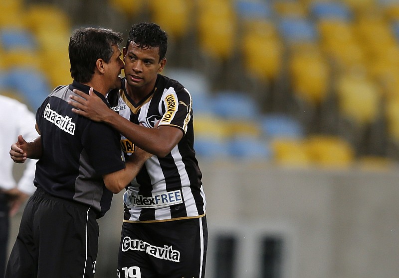 Wallyson comemora seu gol com o técnico Eduardo Húngaro | Sérgio Moraes / Reuters