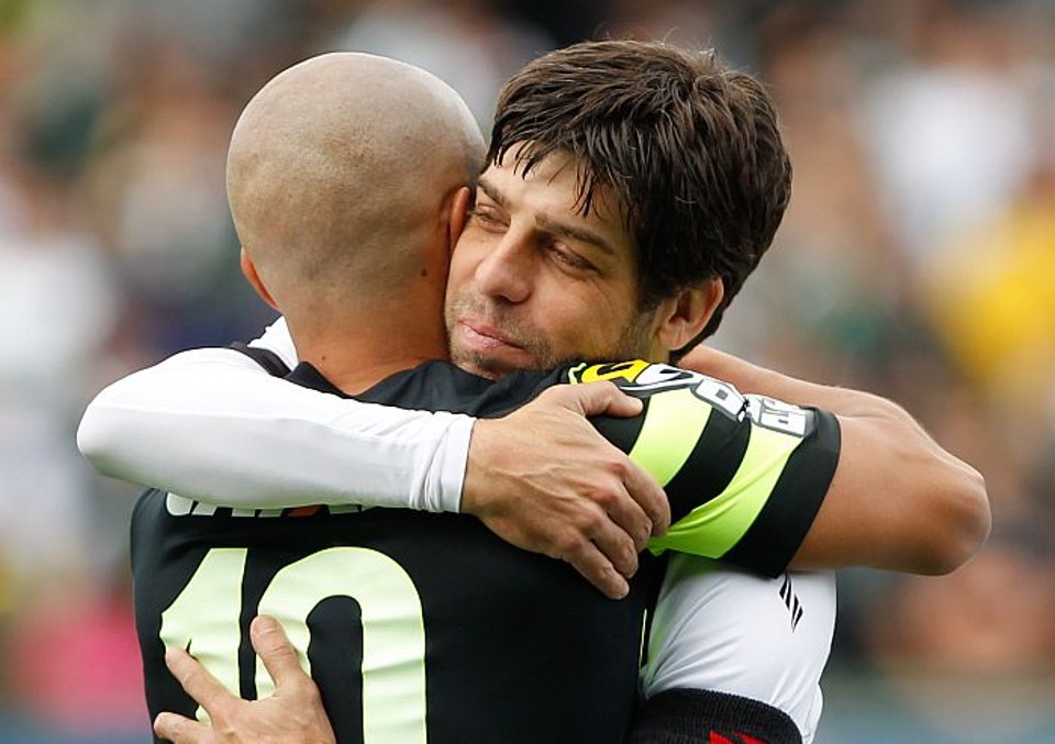 Alex abraça Juninho Pernambucano em partida do Brasileiro de 2013: meia alviverde rendeu homenagem ao amigo | Henry Milléo / Gazeta do Povo